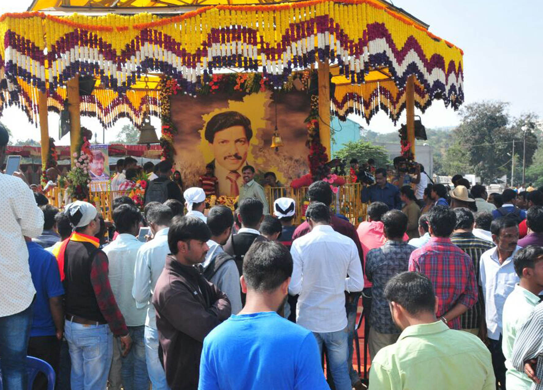 ಬೆಂಗಳೂರು: ವಿಷ್ಣುವರ್ಧನ್‌ಗೆ ಅಭಿಮಾನಿಗಳಿಂದ ಪುಷ್ಪನಮನ